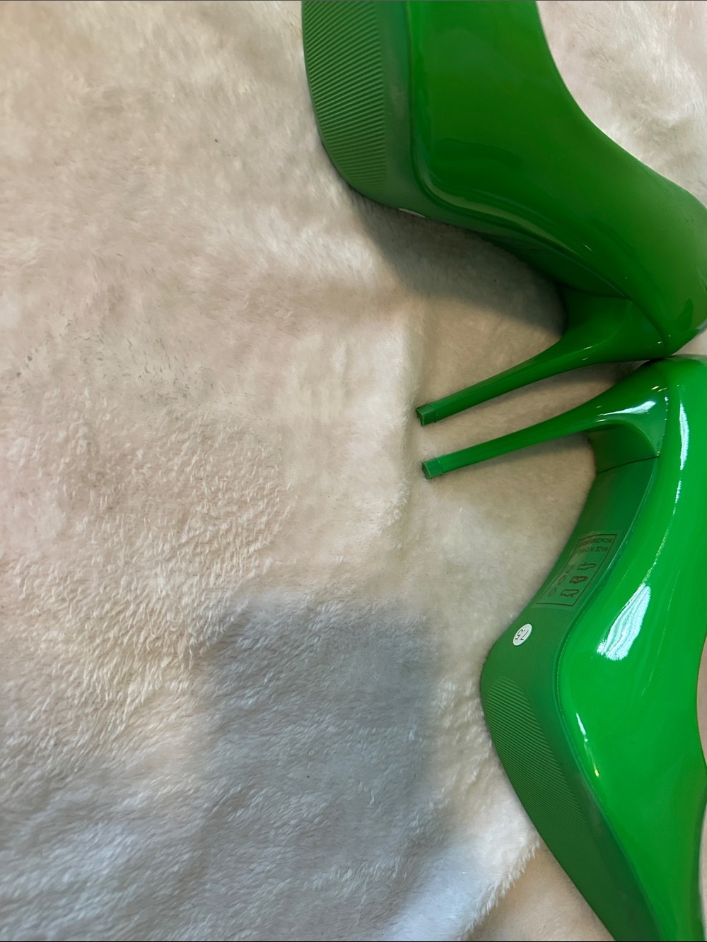 Brand new Comfortable Patent Pointed-Toe Pumps in Bright Green - Dress Heels - Picture 2 of 4